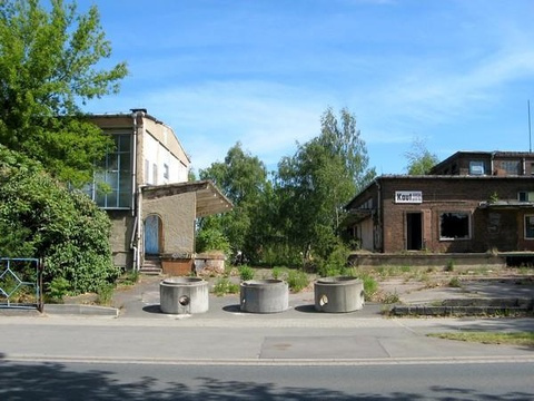gesicherte breite Zufahrt
