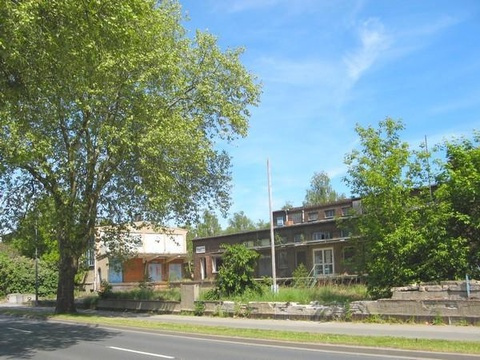 östliche Straßenfront Gewerbe