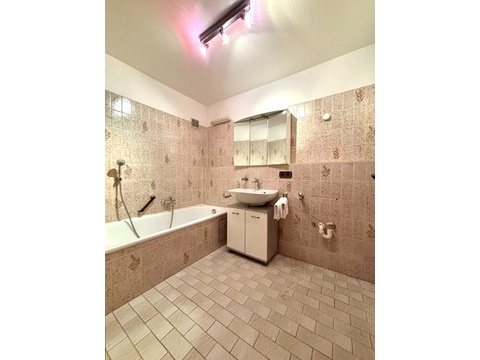 Badezimmer 2 mit Badewanne