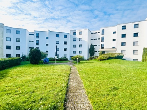 Gartenanlage mit Ansicht der Hausrückseite
