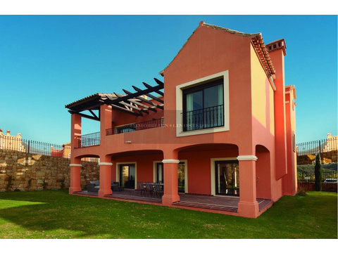 Villa kaufen in Estepona, 494 m² Grundstück, 170 m² Wohnfläche, 4 Zimmer