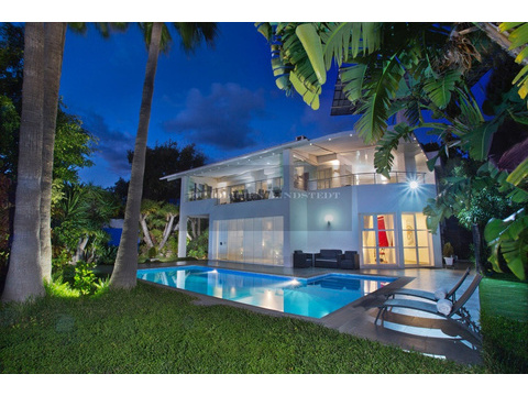 Villa kaufen in Marbella, 1.000 m² Grundstück, 450 m² Wohnfläche, 10 Zimmer