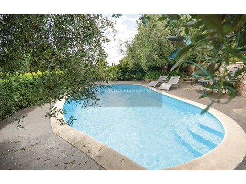 Villa kaufen in Gattières, 2.750 m² Grundstück, 362 m² Wohnfläche, 11 Zimmer