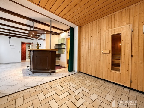 Hobbyraum mit Sicht auf die Sauna und den Thekenbereich