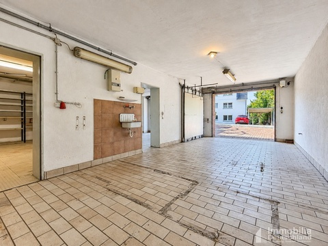 Große Garage mit Sicht in die Werkstatt