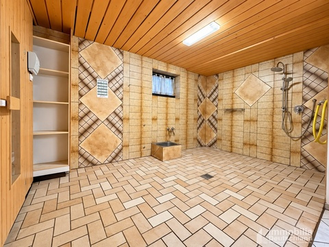 Wellnessbereich mit Regendusche und Sauna