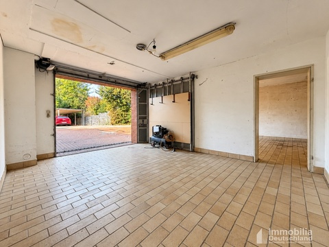 Zweite Garage mit Durchgang in die große Garage