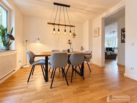 Esszimmer mit Blick ins Wohnzimmer