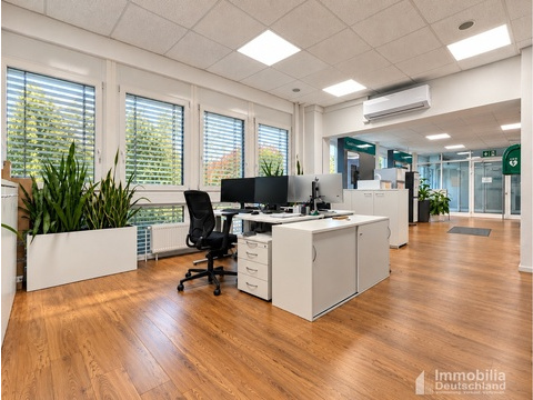Bürobereich mit Blick in Richtung Eingangsbereich
