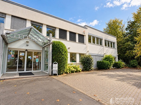 Blick auf Eingang des Bürogebäudes