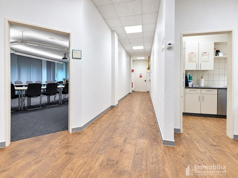 Flur in Richtung der Werkstatt und Blick in die Küche und Besprechungszimmer