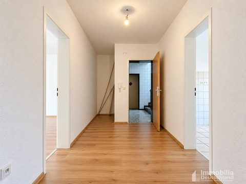 Wohnungsflur mit Blick zur Eingangstür