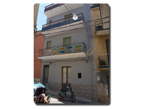 Haus kaufen in Palagonia, 50 m² Grundstück, 150 m² Wohnfläche, 7 Zimmer
