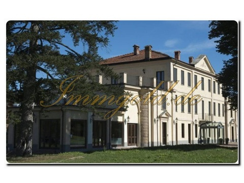 Haus kaufen in Cherasco, 12.500 m² Grundstück, 1.401 m² Wohnfläche, 17 Zimmer