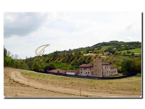 Haus kaufen in Nizza Monferrato, 140.000 m² Grundstück, 1.750 m² Wohnfläche, 1 Zimmer