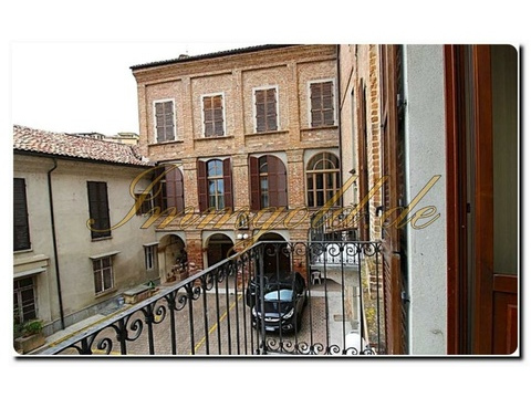 Wohnung kaufen in Moncalvo, 305 m² Wohnfläche, 5 Zimmer