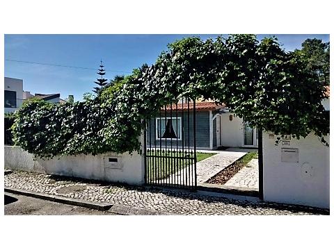 Einfamilienhaus kaufen in Aroeira, 350 m² Grundstück, 110 m² Wohnfläche, 2 Zimmer