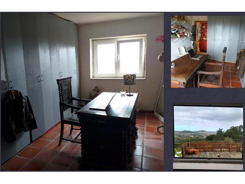 Kleine Büro sieht an Terrasse