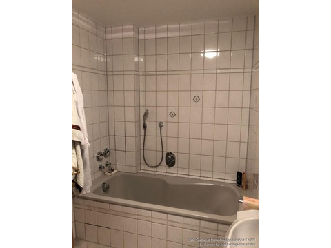 Badeziimer mit Wanne u.Dusche