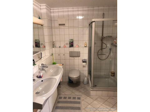 Badeziimer mit Wanne u.Dusche
