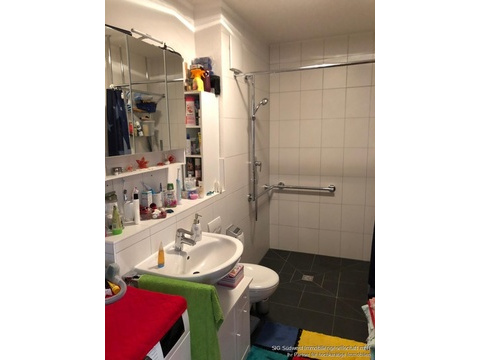 Bad mit Dusche und WC