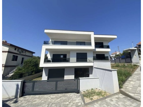 Haus kaufen in Crikvenica, 570 m² Grundstück, 206 m² Wohnfläche, 8 Zimmer