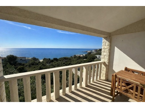 Balkon mit Meerblick und Sitzbereich in ruhiger Lage