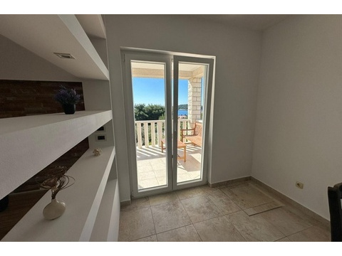 Zimmer mit Zugang zum Balkon und Blick auf das Meer