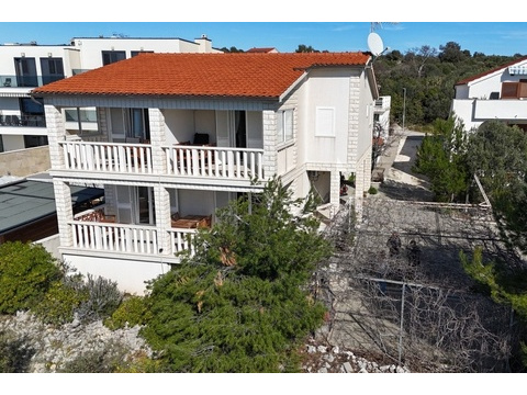 Mediterranes Haus mit Balkon und Meerblick in Dalmatien