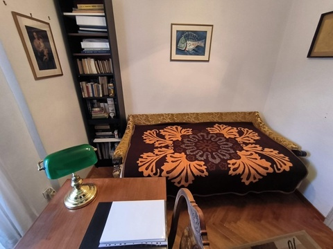Schlafzimmer mit Doppelbett und Holzmöbeln