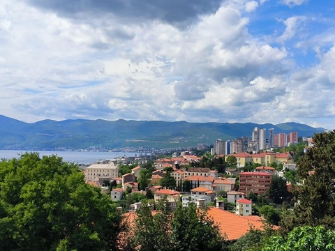 Stadt- und Meerblick der Wohnung A3934, die in Kroatien zum Kauf steht.