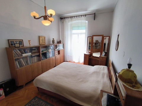 Schlafzimmer mit Kleiderschrank und Parkettboden