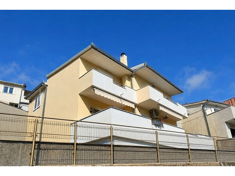 Zweifamilienhaus kaufen in Split, mit Stellplatz, 340 m² Grundstück, 180 m² Wohnfläche, 8 Zimmer