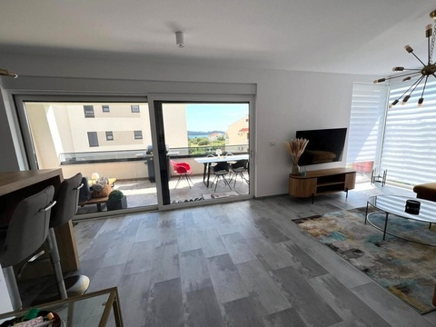 Wohnzimmer mit großen Fenstern in Kroatien
