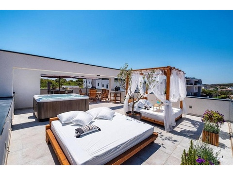 Zweifamilienhaus kaufen in Gespanschaft Split-Dalmatien, mit Stellplatz, 400 m² Grundstück, 200 m² Wohnfläche, 4 Zimmer
