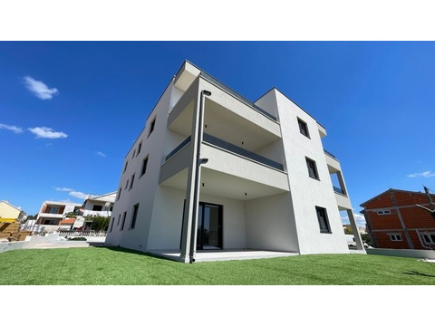 Etagenwohnung kaufen in Vodice, mit Stellplatz, 77 m² Wohnfläche, 3 Zimmer