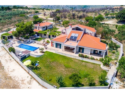 Villa kaufen in Trogir, 14.208 m² Grundstück, 690 m² Wohnfläche