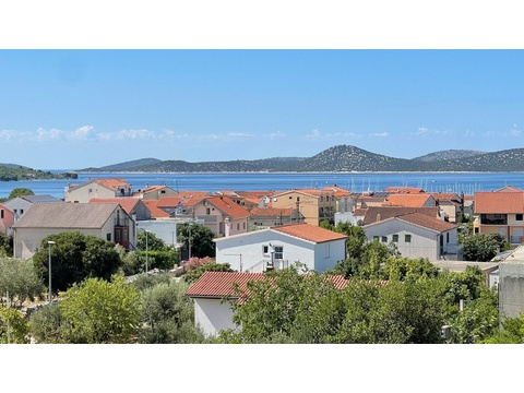 Meerblick über die Dächer von Vodice in Kroatien