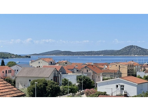 Blick auf das Meer und die vorgelagerten Inseln bei Vodice