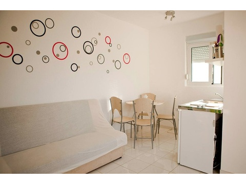 Studio-Apartment im Obergeschoss mit Kochnische