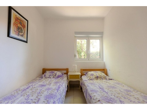 Schlafzimmer mit zwei Einzelbetten im Erdgeschoss