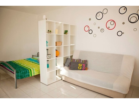 Studio-Apartment im Obergeschoss mit Schlaf- und Wohnbereich