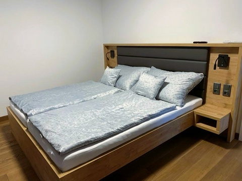 Schlafzimmer mit Doppelbett moderne Villa Kroatien