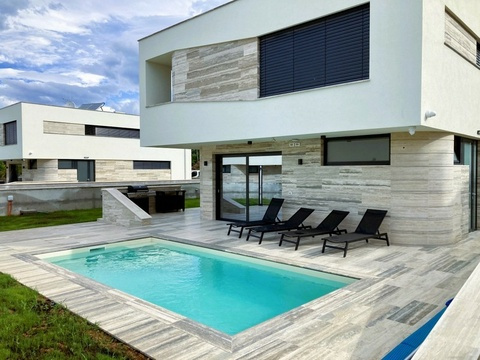 Swimmingpool der Villa H3846 bei Zadar in Kroatien.