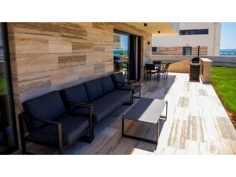Überdachte Terrasse mit Lounge und Barbecue Bereich