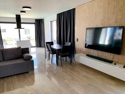 Moderner Wohnbereich mit Sofa und Fernseher der Villa in Privlaka