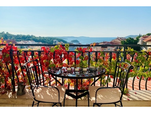 Einfamilienhaus kaufen in Hvar, mit Stellplatz, 1.001 m² Grundstück, 330 m² Wohnfläche, 10 Zimmer
