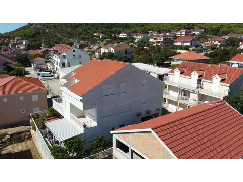 Wohnhaus mit der Dachgeschosswohnung in Orebic