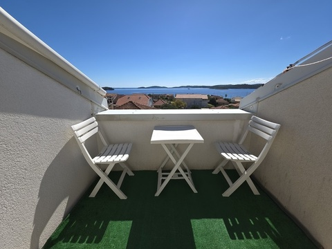 Terrasse mit Sitzgelegenheit und Meerblick