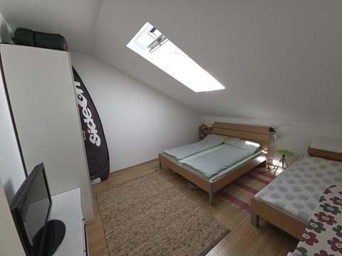 Schlafzimmer mit Doppelbett und Einzelbett